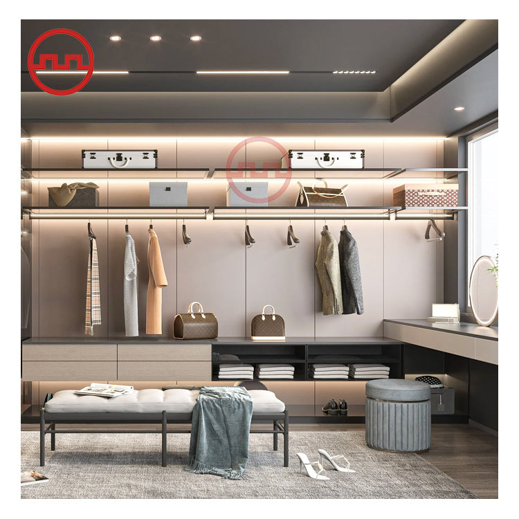 خزائن ملابس إيطالية فاخرة مفتوحة مثبتة على الحائط بملف من الألومنيوم