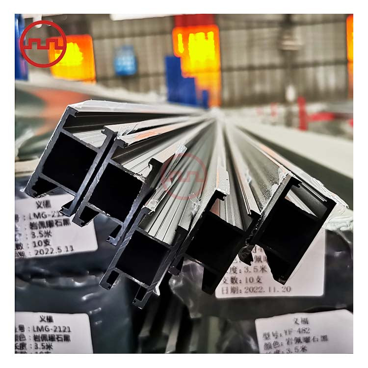 غرفة المعيشة وغرفة الطعام والمطبخ والبار خزانة عرض خشبية من الألومنيوم وخزانة نبيذ زجاجية وملف من الألومنيوم