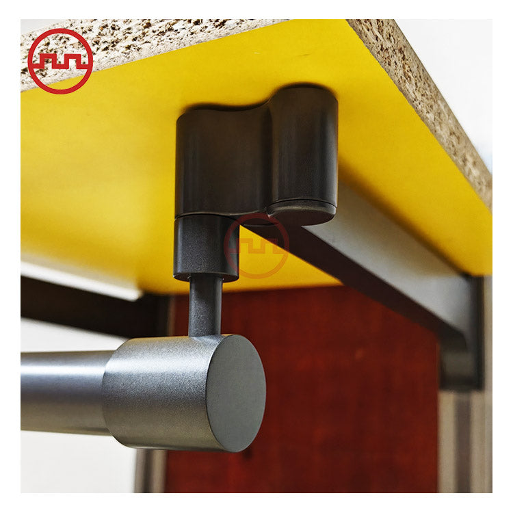 خزائن ملابس إيطالية فاخرة مفتوحة مثبتة على الحائط بملف من الألومنيوم