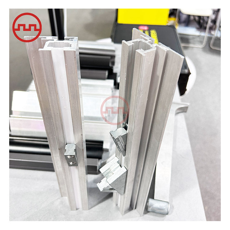 خزائن ملابس إيطالية فاخرة مفتوحة مثبتة على الحائط بملف من الألومنيوم